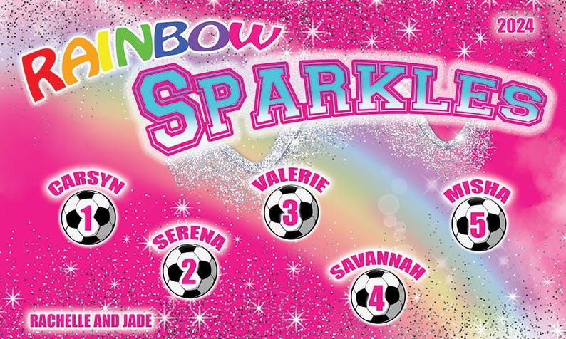 Puede incluir: Un fondo rosa con las palabras "Rainbow Sparkles" en texto colorido. Se presentan balones de f&uacute;tbol con nombres y n&uacute;meros. El a&ntilde;o 2024 est&aacute; en la esquina superior derecha. Se muestran los nombres Carsyn, Serena, Valerie, Savannah y Misha.