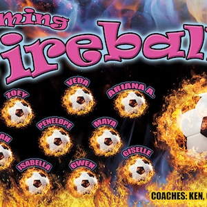Puede incluir: Un cartel con el texto "Flaming Fireballs 2023" en rosa, con balones de f&uacute;tbol envueltos en llamas. Los nombres de los jugadores est&aacute;n listados alrededor de los balones. Tambi&eacute;n se enumeran los nombres de los entrenadores.