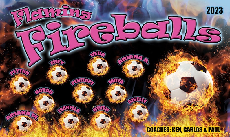 Puede incluir: Un cartel con el texto "Flaming Fireballs 2023" en rosa, con balones de f&uacute;tbol envueltos en llamas. Los nombres de los jugadores est&aacute;n listados alrededor de los balones. Tambi&eacute;n se enumeran los nombres de los entrenadores.