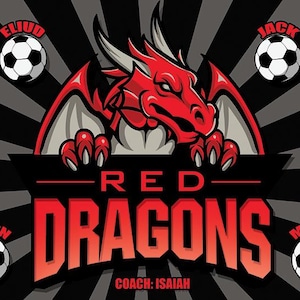 Puede incluir: Gr&aacute;fico para el equipo de f&uacute;tbol Red Dragons, con un drag&oacute;n rojo con las alas extendidas. El nombre del equipo es en rojo, con el nombre del entrenador debajo. Balones de f&uacute;tbol con nombres de jugadores rodean al drag&oacute;n sobre un fondo a rayas grises y negras.