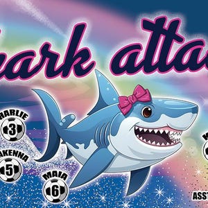 Puede incluir: Una pancarta con el texto "Shark attack" y un tibur&oacute;n de dibujos animados con un lazo rosa. La pancarta tambi&eacute;n incluye el texto "U8-2024", nombres y gr&aacute;ficos de balones de f&uacute;tbol con n&uacute;meros. El fondo tiene un dise&ntilde;o colorido y estrellado.