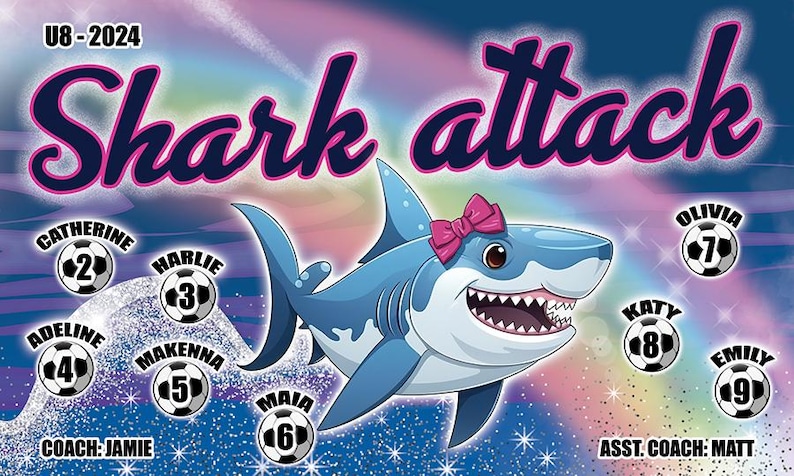 Puede incluir: Una pancarta con el texto "Shark attack" y un tibur&oacute;n de dibujos animados con un lazo rosa. La pancarta tambi&eacute;n incluye el texto "U8-2024", nombres y gr&aacute;ficos de balones de f&uacute;tbol con n&uacute;meros. El fondo tiene un dise&ntilde;o colorido y estrellado.