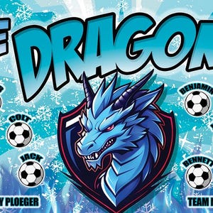Puede incluir: Gr&aacute;fico azul y blanco para el equipo de f&uacute;tbol "Ice Dragons", con una ilustraci&oacute;n de drag&oacute;n y balones de f&uacute;tbol con nombres de jugadores. El a&ntilde;o "2024" se muestra en la parte superior.
