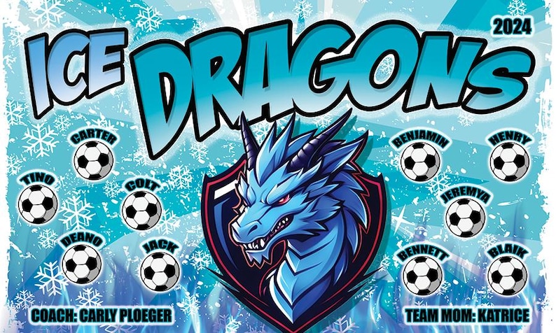 Puede incluir: Gr&aacute;fico azul y blanco para el equipo de f&uacute;tbol "Ice Dragons", con una ilustraci&oacute;n de drag&oacute;n y balones de f&uacute;tbol con nombres de jugadores. El a&ntilde;o "2024" se muestra en la parte superior.