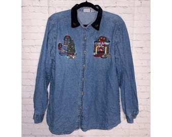 Vintage Bobbie Brooks kerstshirt uit de jaren 90 van spijkerstof met geborduurde details en fluwelen kraag, maat L.