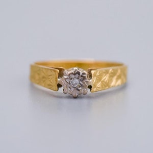 Solid 18K gold ring with platinum illusion set diamond and sunburst patterned shoulders