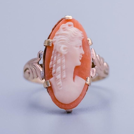 Solid 9K gold oval cameo ring with swirled should… - image 1
