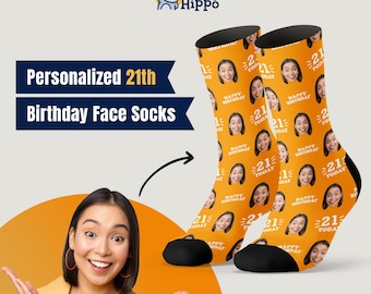 Könnte beinhalten: Ein Paar orangefarbene Socken mit einem sich wiederholenden Muster aus einem Gesicht, dem Text '21 TODAY' und 'HAPPY BIRTHDAY'. Die Socken haben schwarze Fersen und Zehenbereiche. Das Bild enthält den Text 'Personalized 21th Birthday Face Socks' und ein Logo.