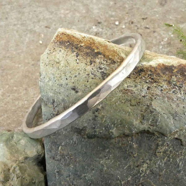 Zilveren Cuff Armband | Gehamerde manchet armband | unisex | armring aluminium | Lichtgewicht stapel armband | Griekse stijl | Steen patroon