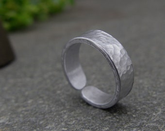 Ring Regendruppels | Gehamerde ring | aluminium ring zilver | Brede unisex ring | verstelbare ring