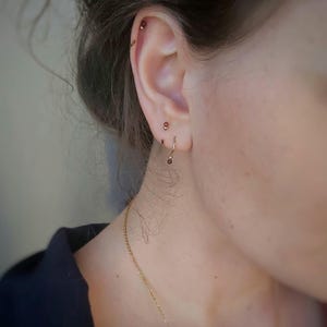 Mini ear cuff jaspe mookaíta pendiente – para segundo agujero o hélix – pequeños pendientes dorados con piedra – botón de plata