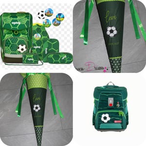 Könnte beinhalten: Grüner und weißer Schulrucksack mit Fußball-Design. Der Rucksack hat ein großes Hauptfach, ein kleineres Frontfach und zwei Seitentaschen. Zum Rucksack gehören auch eine passende Brotdose und ein Federmäppchen. Die Brotdose hat einen Reißverschluss und das Federmäppchen einen Klappverschluss. Der Rucksack ist mit einem Fußball-Design und den Worten "Levi 19.08.2025" verziert.