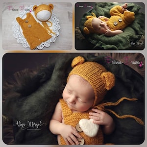 Könnte beinhalten: Ein Neugeborenes trägt ein gestricktes gelbes Outfit mit Bärenmotiv und einer passenden Mütze. Das Outfit hat einen Knopfverschluss und eine herzförmige Applikation. Das Baby liegt auf einem grünen Stoffhintergrund.