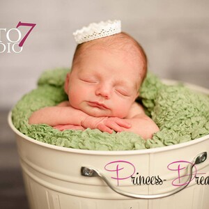 viele Farben Newborn Krone Neugeborenenfotografie Fotoshooting Häkel Krönchen Krone Foto Props Babyfotografie Newborn Outfit Newborn props Weiß