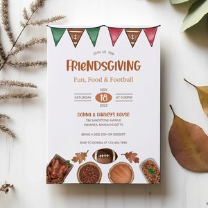 Op de afbeelding: Een Thanksgiving-uitnodiging met een feestelijk herfstthema. De uitnodiging heeft een bruine en witte achtergrond met een voetbal, een kalkoen, een taart en andere Thanksgiving-afbeeldingen. De tekst luidt "Join us for Friendsgiving Fun, Food & Football" met de datum en tijd van het evenement. De uitnodiging bevat ook het adres en de RSVP-informatie.