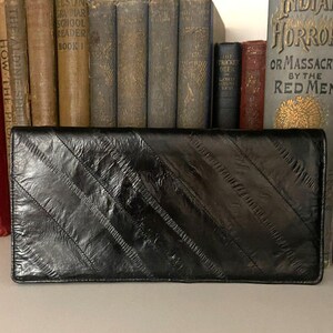 Cartera vintage de piel de anguila negra con monedero largo y chequera, década de 1970