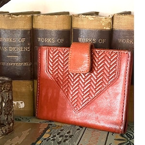 Cartera vintage de piel de cordero con dos pliegues de la marca Princess Gardner, con tarjetero para identificación y crédito, color marrón coñac.