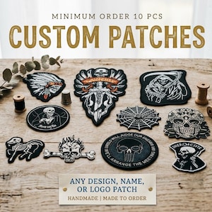 Puede incluir: Una colección de parches bordados en blanco y negro con varios diseños de calaveras, esqueletos y motivos góticos. El texto dice CUSTOM PATCHES, MINIMUM ORDER 10 PCS y ANY DESIGN, NAME, OR LOGO PATCH. Los parches están sobre una superficie de madera.