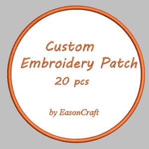 Może przedstawiać: Okrągła, biała, niestandardowa naszywka z haftem z pomarańczową obwódką. Tekst "Custom Embroidery Patch 20 pcs" jest wyświetlany pomarańczowym skryptem. Tekst "by EasonCraft" jest również wyświetlany pomarańczowym skryptem.