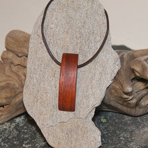 Halskette mit Anhänger aus Holz Padouk Bild 1
