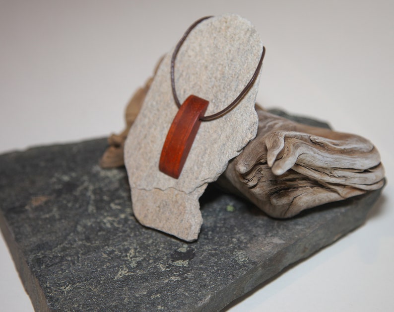 Halskette mit Anhänger aus Holz Padouk Bild 2