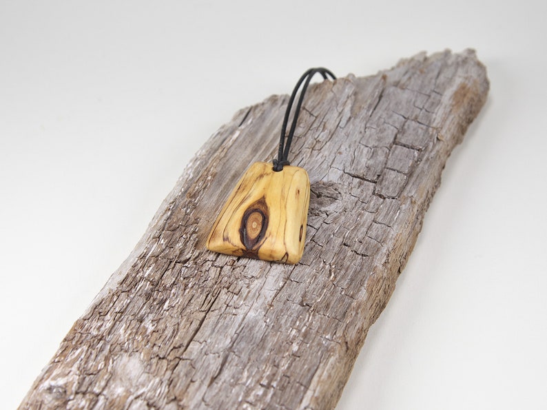 Halskette mit Anhänger aus Holz Fjällbirke Bild 4