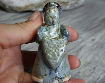 Handgefertigte Engel Statue. Kleine Keramik Engel Figur. Niedlicher Engel mit Herz. Kleine Engelskulptur. Kleiner Engel Talisman. Engel Geschenkidee