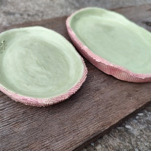 Set van twee kleine rustieke keramische borden van steengoed. Handgemaakte keramische borden met een ruw oppervlak. Steengoedset in pastelgroen en zachtroze afbeelding 4