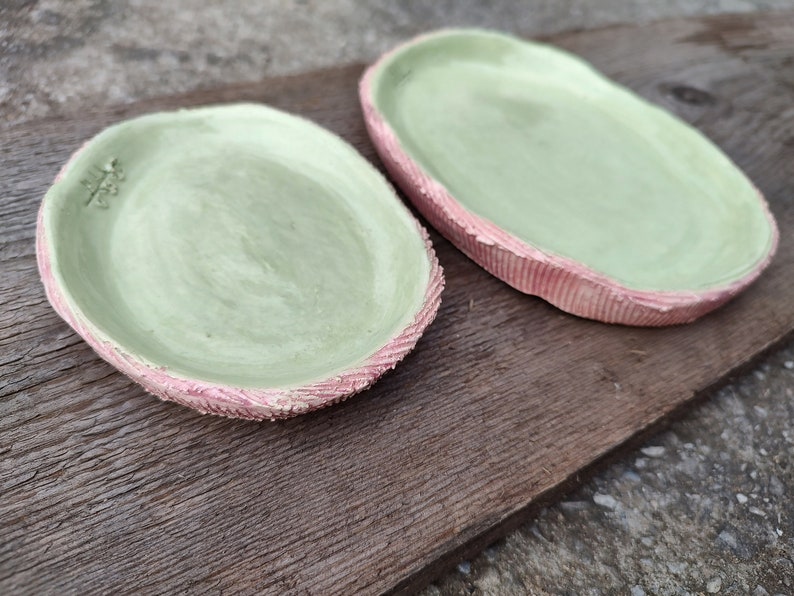 Set van twee kleine rustieke keramische borden van steengoed. Handgemaakte keramische borden met een ruw oppervlak. Steengoedset in pastelgroen en zachtroze afbeelding 4