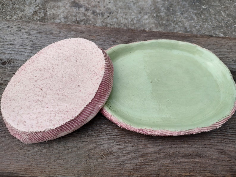 Set van twee kleine rustieke keramische borden van steengoed. Handgemaakte keramische borden met een ruw oppervlak. Steengoedset in pastelgroen en zachtroze afbeelding 9