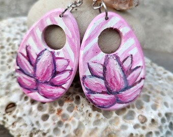 Roze lotussen kunst handgeschilderde houten oorbellen. Lotus-ontwerp. Handgemaakte sieraden in roze en wit. Cadeau voor moeder, vriendin of vriend