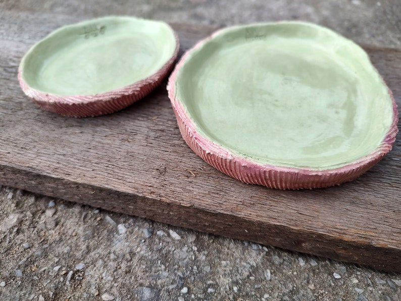 Set van twee kleine rustieke keramische borden van steengoed. Handgemaakte keramische borden met een ruw oppervlak. Steengoedset in pastelgroen en zachtroze afbeelding 6