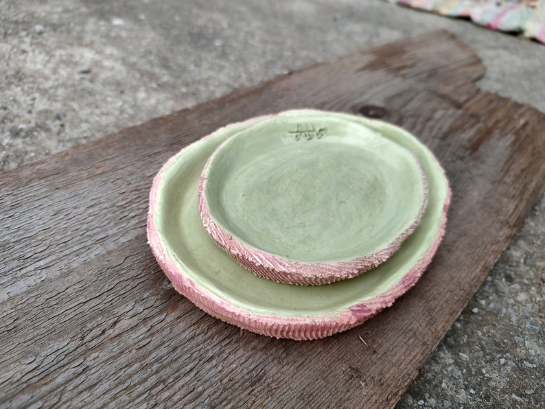 Set van twee kleine rustieke keramische borden van steengoed. Handgemaakte keramische borden met een ruw oppervlak. Steengoedset in pastelgroen en zachtroze afbeelding 2