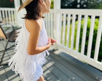 Vestido bohemio chic de vaquera blanca con flecos y un hombro listo para rodeo para niñas de espíritu libre. Disponible en varios colores y estilos de manga.