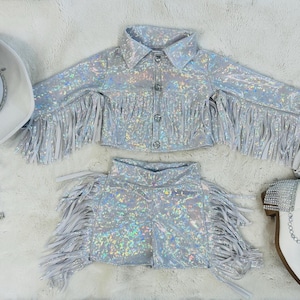 Conjunto Cowgirl Couture con flecos (para bebés y niños pequeños). Lycra Mystique mate o metalizada. Más de 60 colores. Botas y sombrero se venden por separado. Productos artesanales de alta calidad.