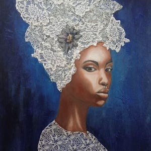 Peut inclure: Une peinture en techniques mixtes sur un fond bleu texturé représentant une personne à la peau foncée portant une coiffe en dentelle blanche et un haut en dentelle assorti. Une fleur en tissu gris est fixée sur le côté de la coiffe en dentelle.