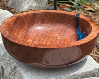 Hermoso cuenco de mezquite con incrustaciones de color azul brillante.