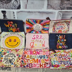 Täschchen Schminktasche Geldbörse Kartentasche bunt Hippie genäht Kosmetik Aufbewahrung Handgefertigt Reißverschluß Tasche Batik Schrift