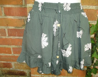 Kurze Hose Shorts Bermudas Viscosehose Hose Hosenrock Rock Rüschen Hippie Goa bunt grün weiß Sommerhose