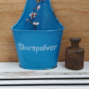 Émail ancien, vieux récipients en émail, vieilles tasses en émail, vieux récipients à poudre, vieux pots à anses, vieil émail, bleu, minable, vintage
