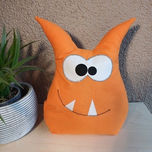 Monster Türstopper, orange Monster, Fensterstopper, Buchstütze, genäht, Baumwolle, Fabelwesen, Klemmschutz, Kinderzimmer, Stofftier, Bild 1