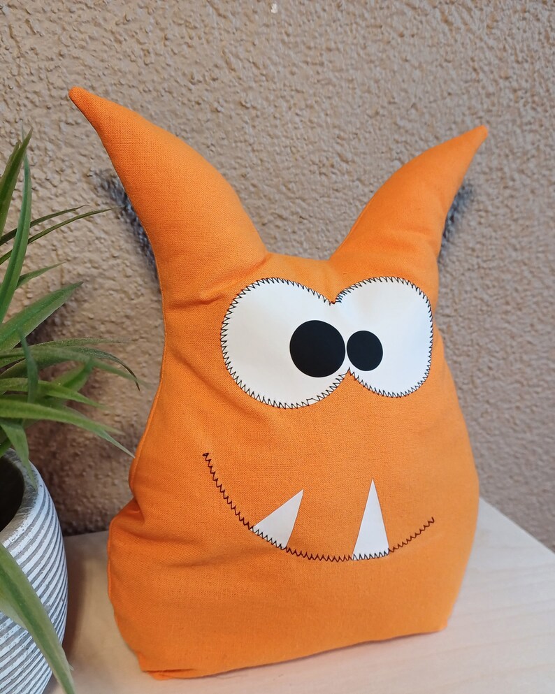 Monster Türstopper, orange Monster, Fensterstopper, Buchstütze, genäht, Baumwolle, Fabelwesen, Klemmschutz, Kinderzimmer, Stofftier, Bild 5