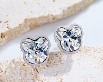 Pendientes de oro blanco macizo con moissanita y corte Mickey