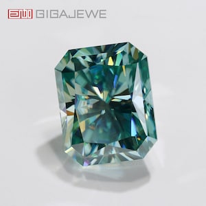 Può includere: Una grande gemma di forma quadrata, di colore verde smeraldo, con taglio a faccette. La gemma ha un alto livello di brillantezza e scintillio.