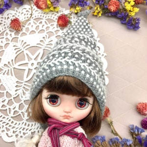 Middie Blythe exclusive gnome, Embroidered OOAK pixie hat in gray and white, unique elf  hat, helmet for Holala, Blythe  clothes
