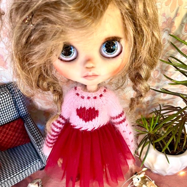 Gestricktes Top-Kleid mit Tüll-Tutu in Rosa und Rot, Süßes Puppenoutfit mit extra langen Ärmeln, Wolljaquard für OOAK Blythe Puppenkleidung,