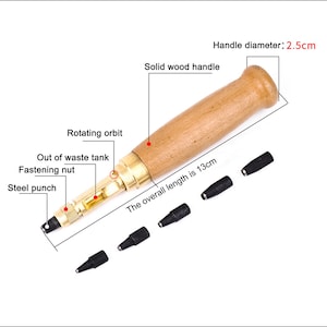 K&ouml;nnte beinhalten: Ein Lederwerkzeug mit einem Holzgriff und einem Metallpunzen. Das Werkzeug ist 13 cm lang und hat einen Griff mit einem Durchmesser von 2,5 cm. Das Werkzeug wird mit f&uuml;nf Punzen in verschiedenen Gr&ouml;&szlig;en geliefert.