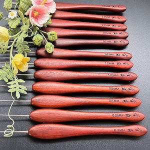 Aguja de crochet ergonómica Jin Lan con mango de sándalo de sangre de 0,4 mm a 6,5 mm, ideal para tejer a crochet. Herramienta de regalo para crochet.