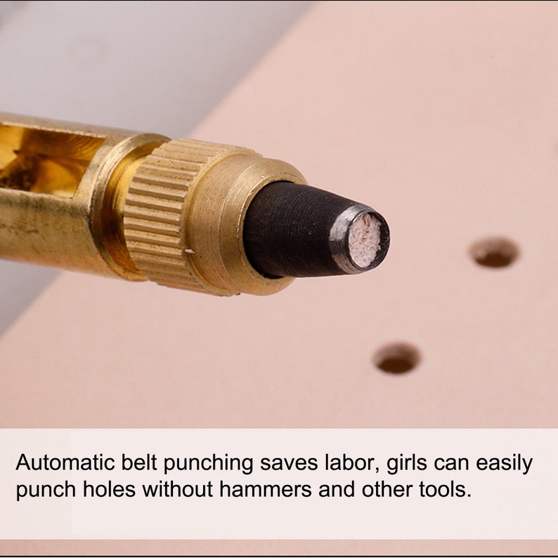 K&ouml;nnte beinhalten: Eine Nahaufnahme eines automatischen G&uuml;rtell&ouml;chers aus Messing mit einer schwarzen Spitze. Das Werkzeug wird verwendet, um L&ouml;cher in Lederg&uuml;rtel zu stanzen, ohne dass ein Hammer ben&ouml;tigt wird. Zwei L&ouml;cher wurden bereits in das Leder gestanzt.