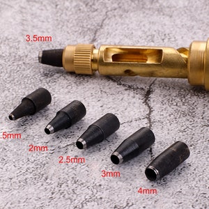 K&ouml;nnte beinhalten: Ein Satz von sechs Leder-Lochwerkzeugen in verschiedenen Gr&ouml;&szlig;en: 1,5 mm, 2 mm, 2,5 mm, 3 mm, 4 mm und 3,5 mm. Die Werkzeuge sind aus Metall und haben eine schwarze Oberfl&auml;che. Die Werkzeuge werden verwendet, um L&ouml;cher in Leder f&uuml;r N&auml;hte oder andere Zwecke zu erstellen.